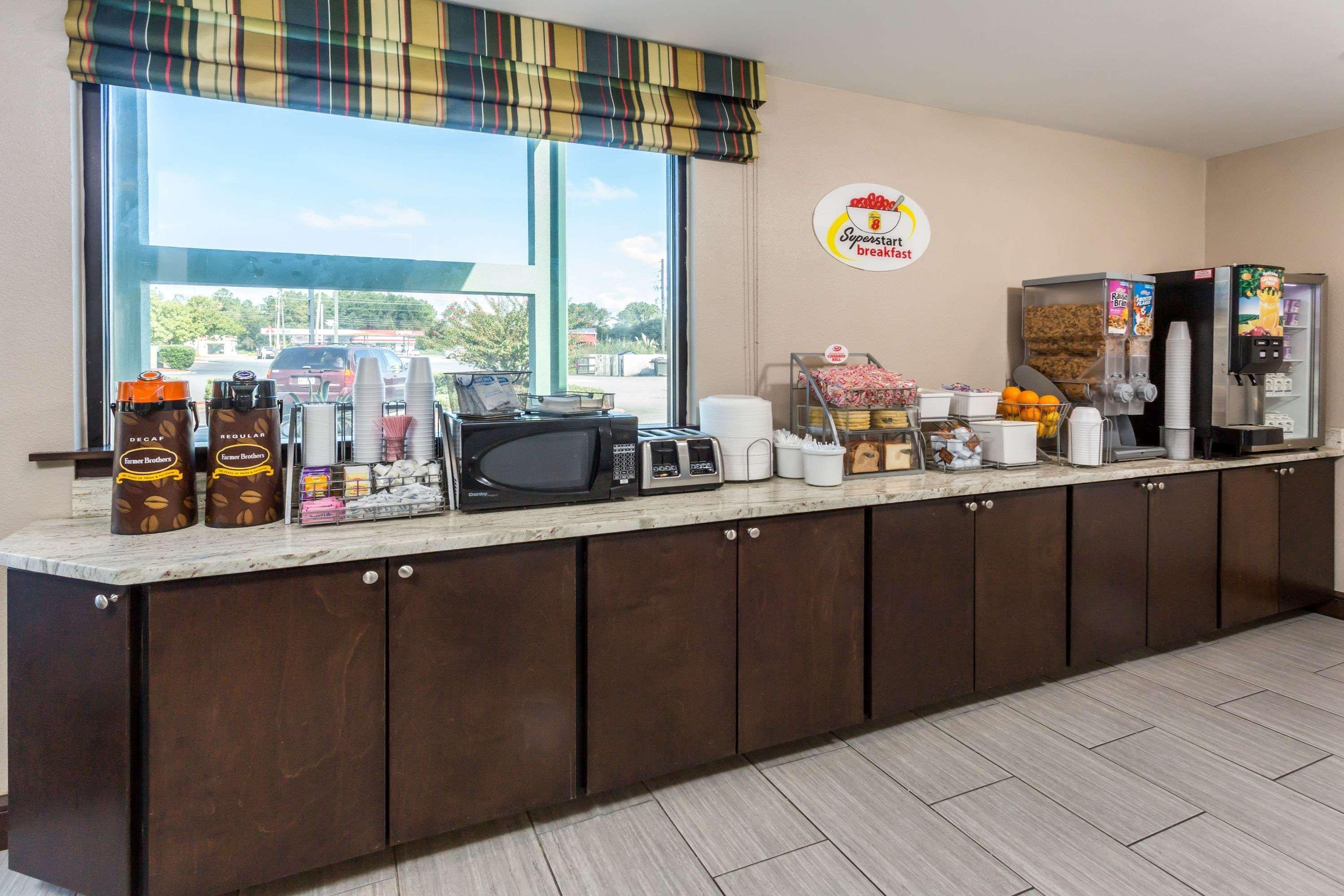 Super 8 By Wyndham Valdosta Ga I-75 Hotel Exterior photo